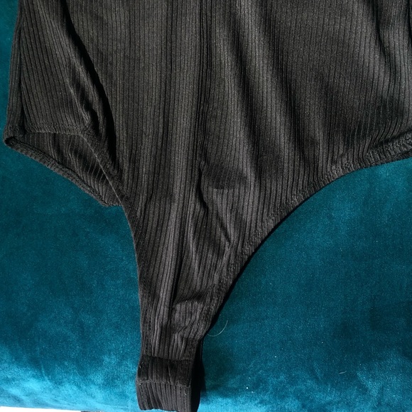 S/M black bodysuit. Deep neckline. Short sleeve. - Picture 3 of 4